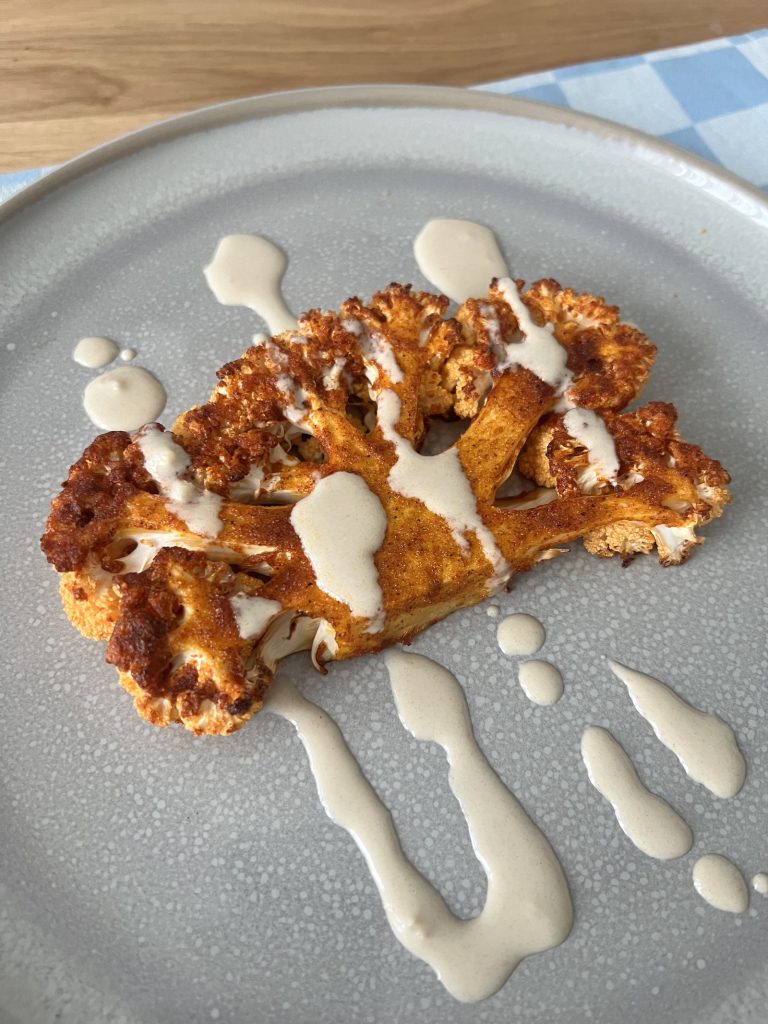 bloemkool steaks met tahini dressing