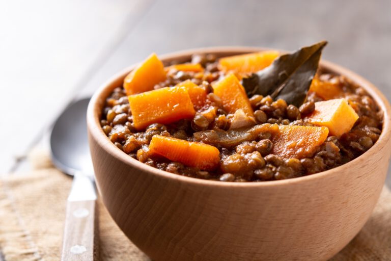 Pompoen linzenstoofpot met champignons